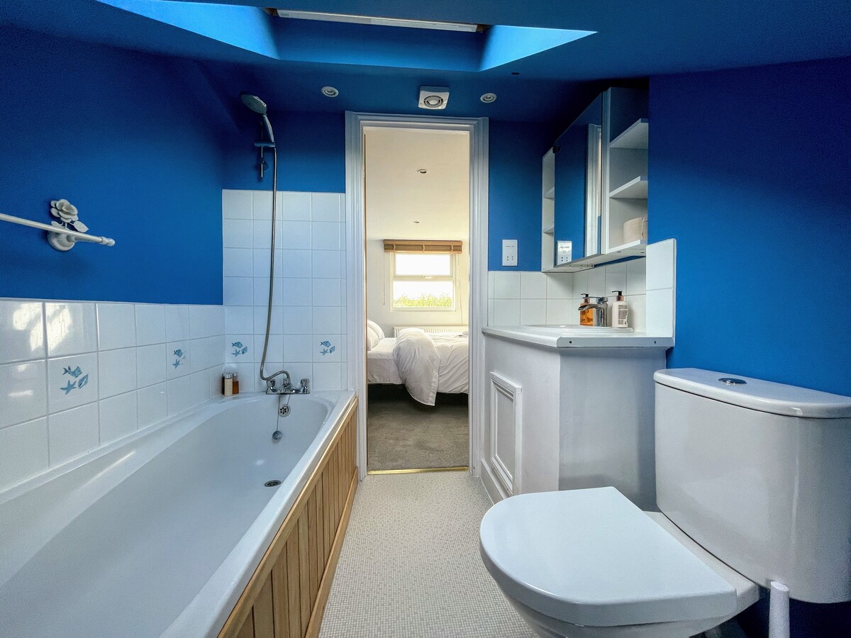 伦敦西部带套房浴室的卧室