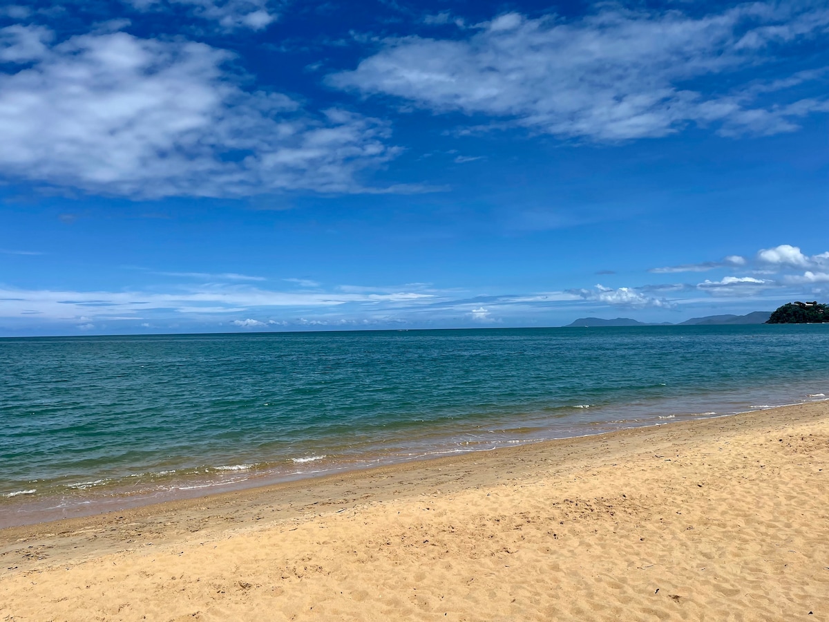 在蓝色泻湖（ Blue Lagoon ）的Trinity Beach Getaway度假胜地放松身心。