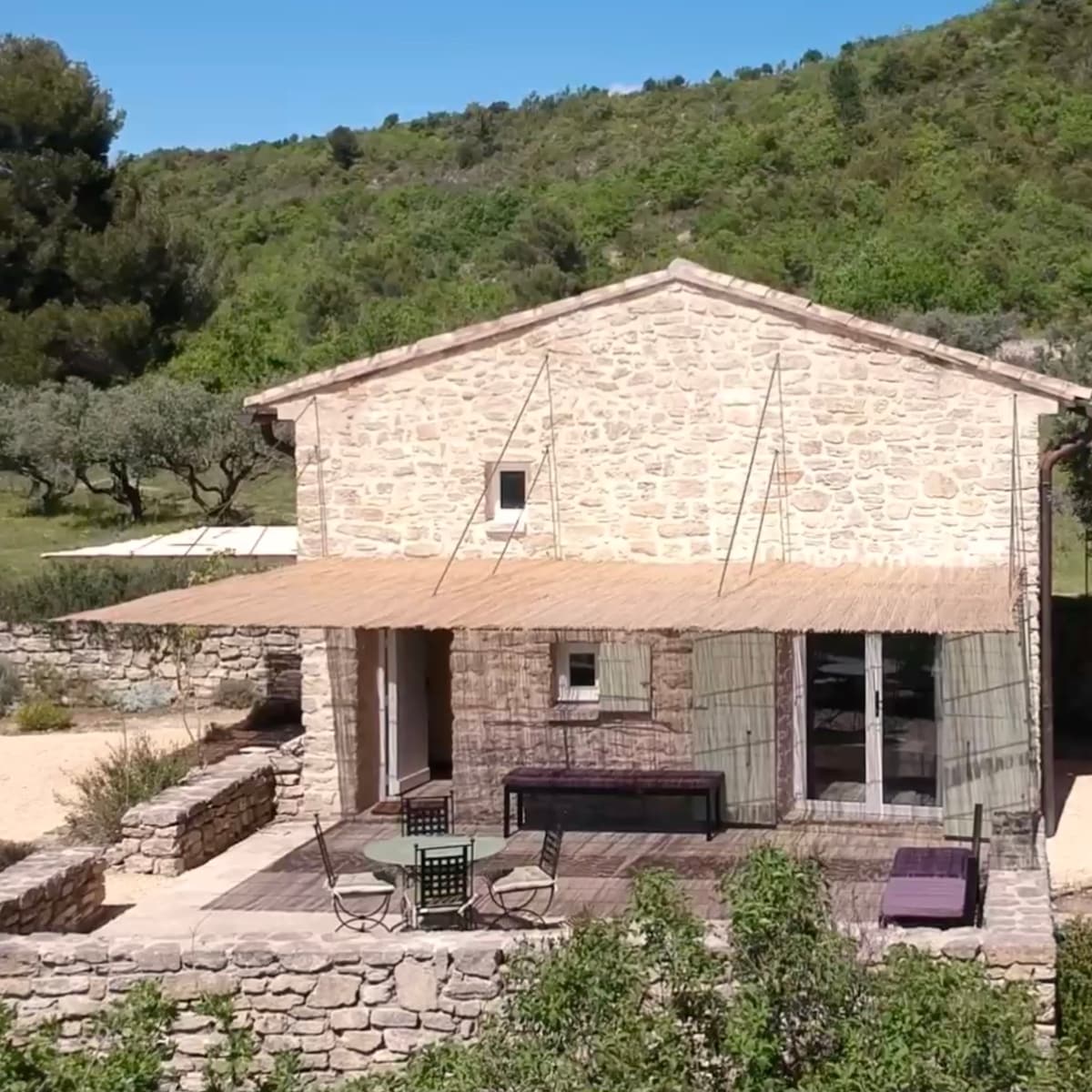 Un cabanon sur la falaise, au pays d’Apt& piscine