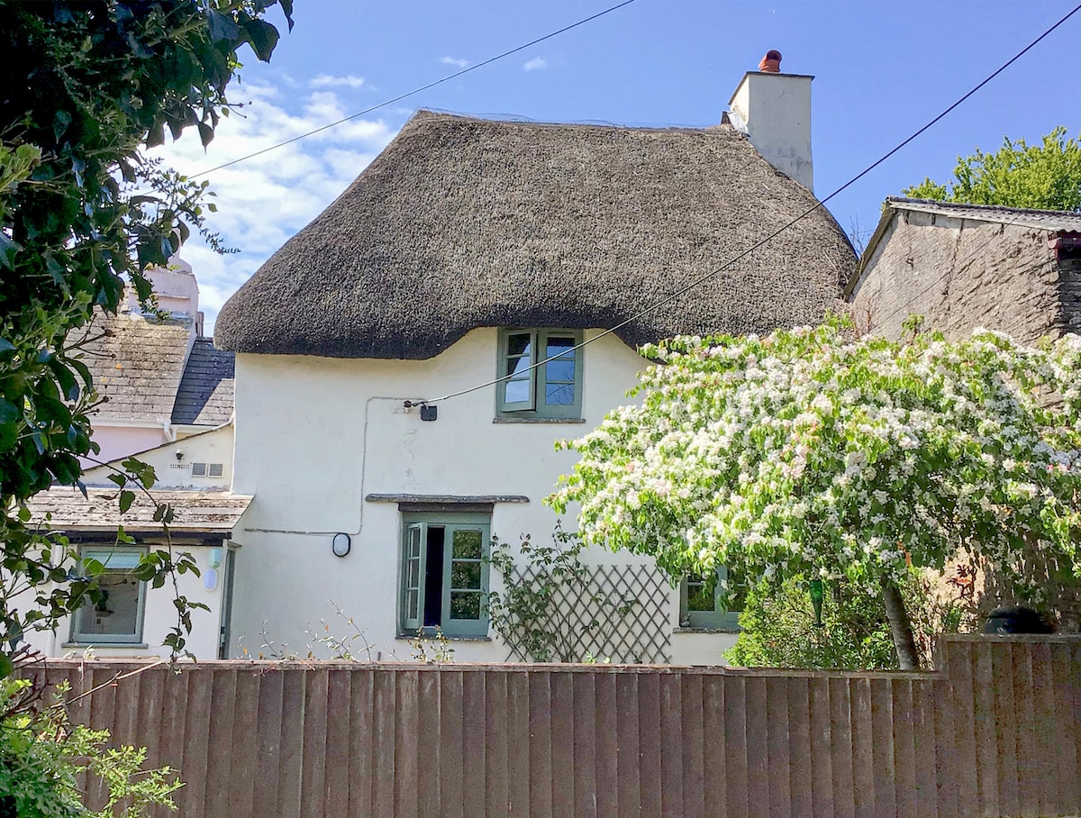 Cosy cottage with tranquil garden terrace