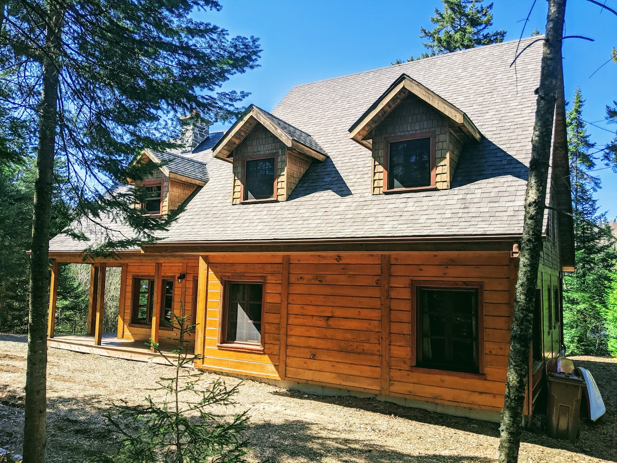 Lake-front Chalet less than an hour from Montreal