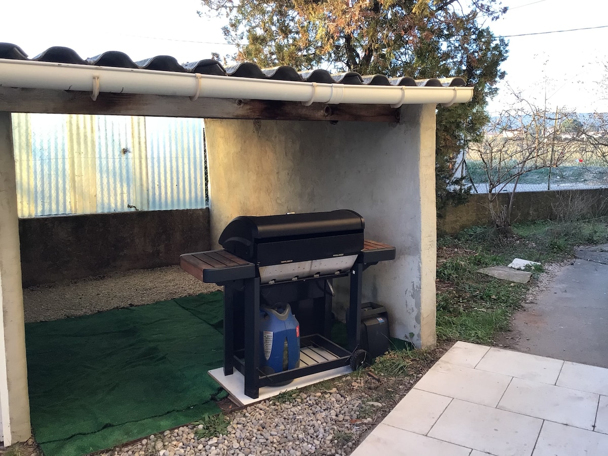 Au calme, clim et piscine chauffée, en Provence