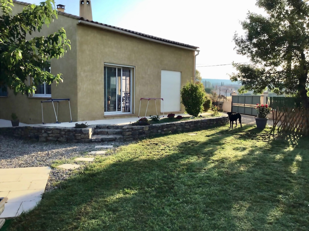 Au calme, clim et piscine chauffée, en Provence