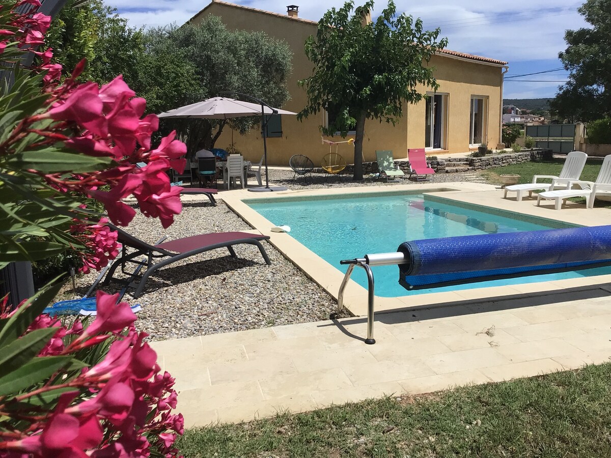 Au calme, clim et piscine chauffée, en Provence