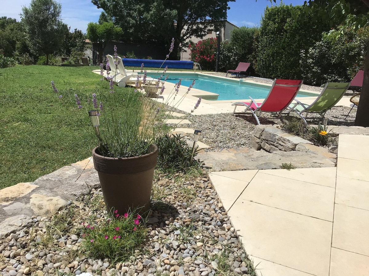 Au calme, clim et piscine chauffée, en Provence