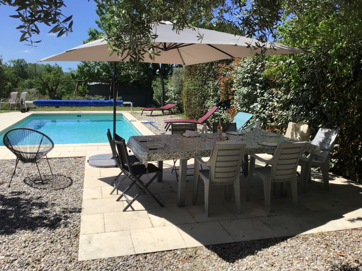 Au calme, clim et piscine chauffée, en Provence