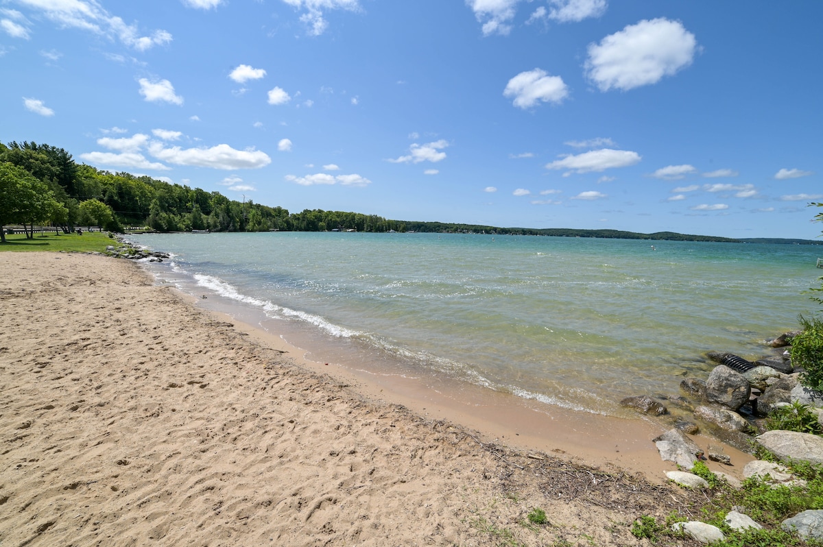 地理位置优越，靠近瓦隆湖（ Walloon Lake ）