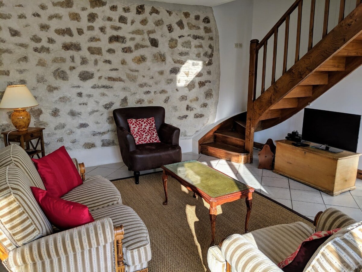 Private cottage, Beach 10km, Shared Pool &Tennis