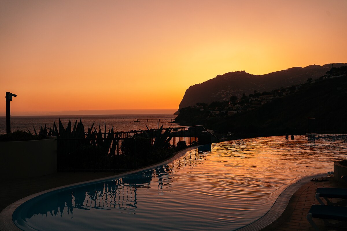 Infinity Pool & Amazing Sunset Ocean View