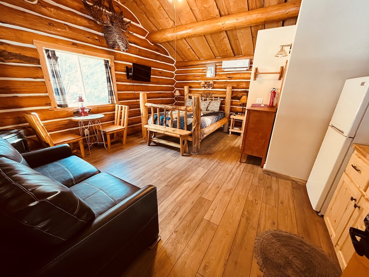 Lewis Cabin, Greyhouse Inn Vacation Rentals