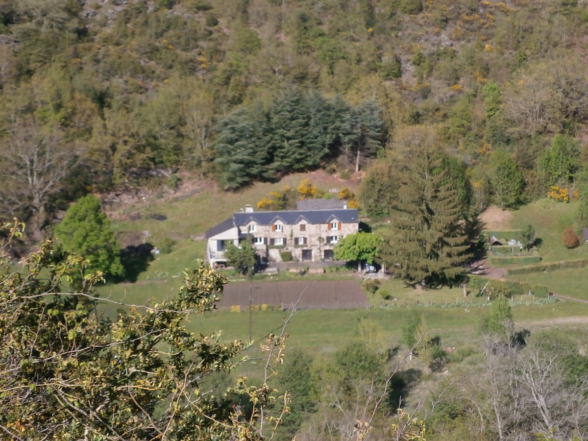 Le Coudoulous: écrin de verdure au bord du Tarnon