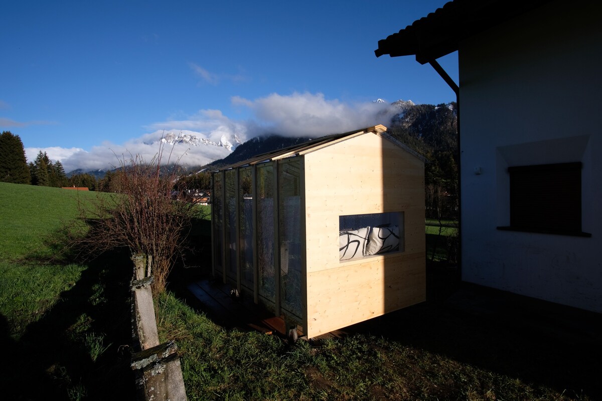 靠近Lago di Braies的简约玻璃小屋