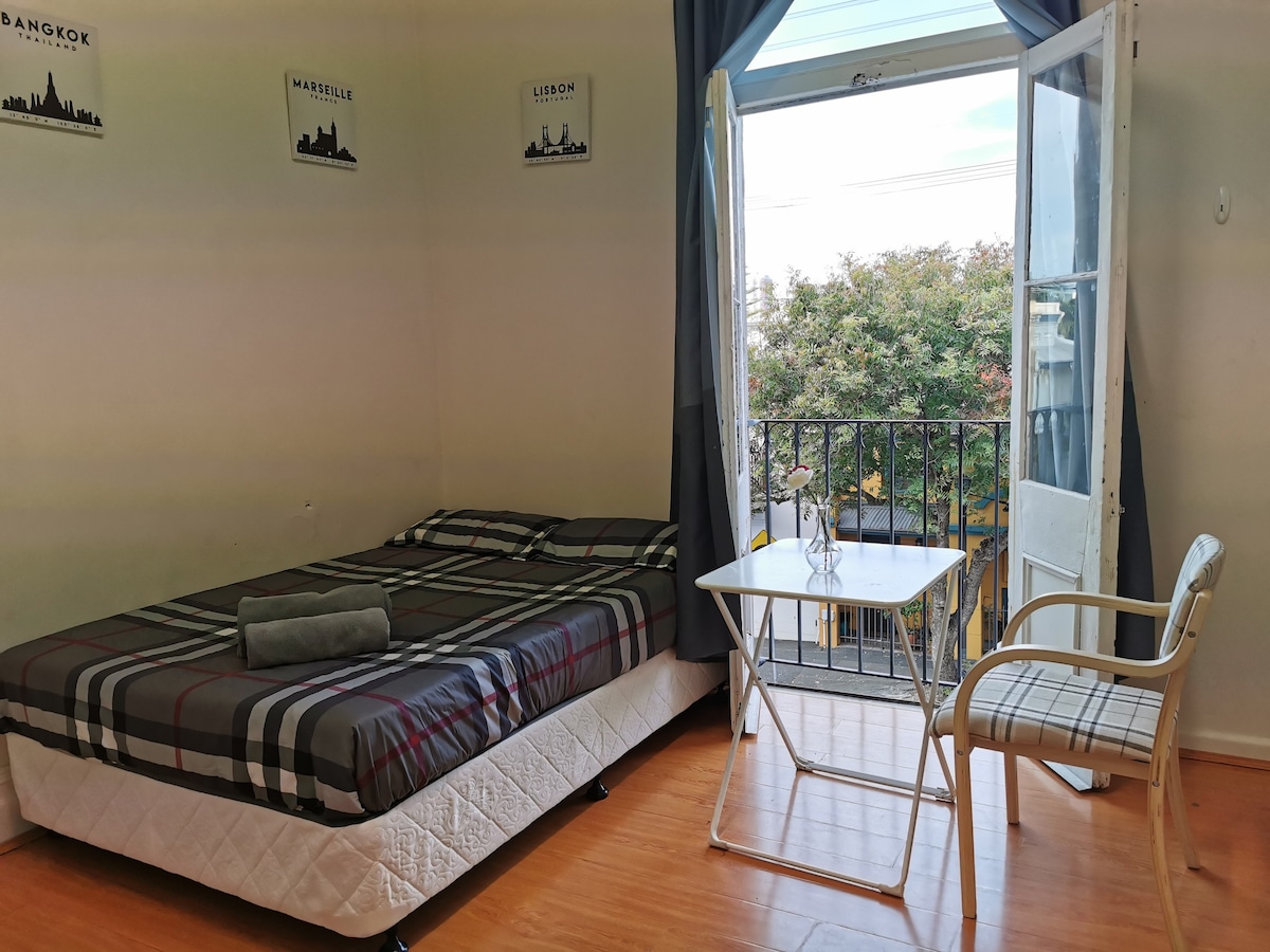 舒适的单间公寓，带阳台，靠近悉尼市113