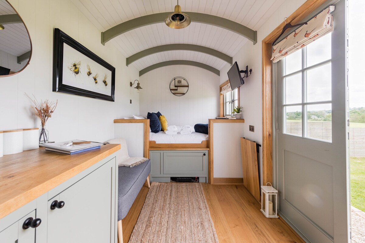Shepherds hut #1 at Avon Farm with private Hot Tub