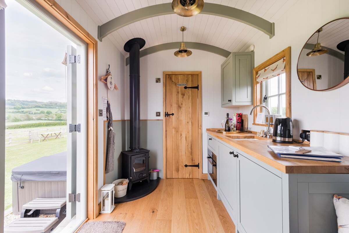 Shepherds hut #1 at Avon Farm with private Hot Tub