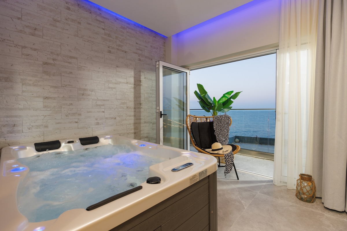 Seabliss Jacuzzi  Suite with Hamam, Beachfront.