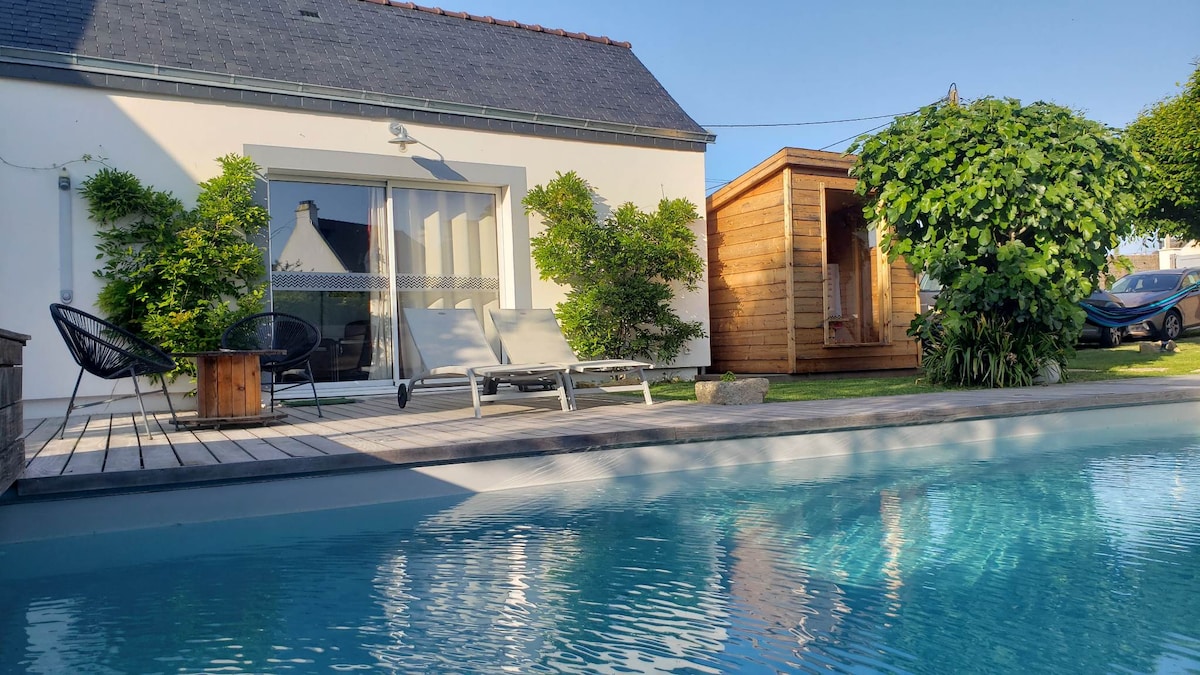 Chambre avec petit déjeuner, piscine et terrasse.