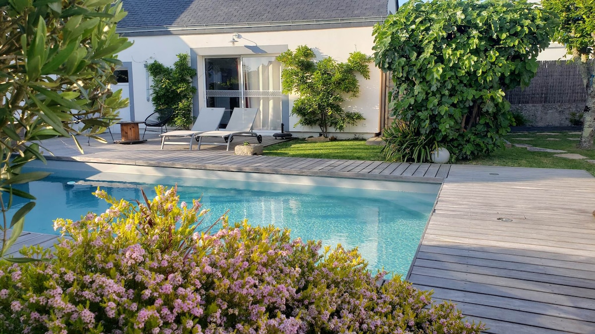 Chambre avec petit déjeuner, piscine et terrasse.