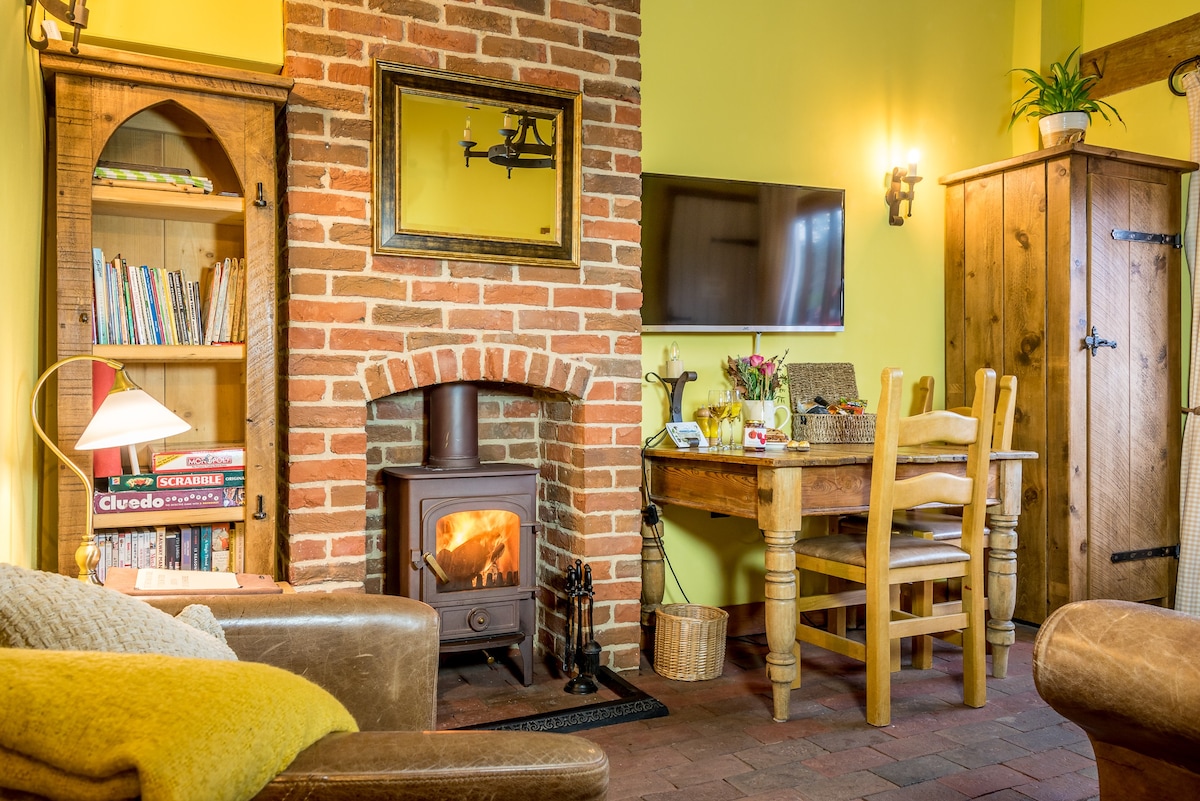 Cosy cottage with amazing wooden bath & log burner