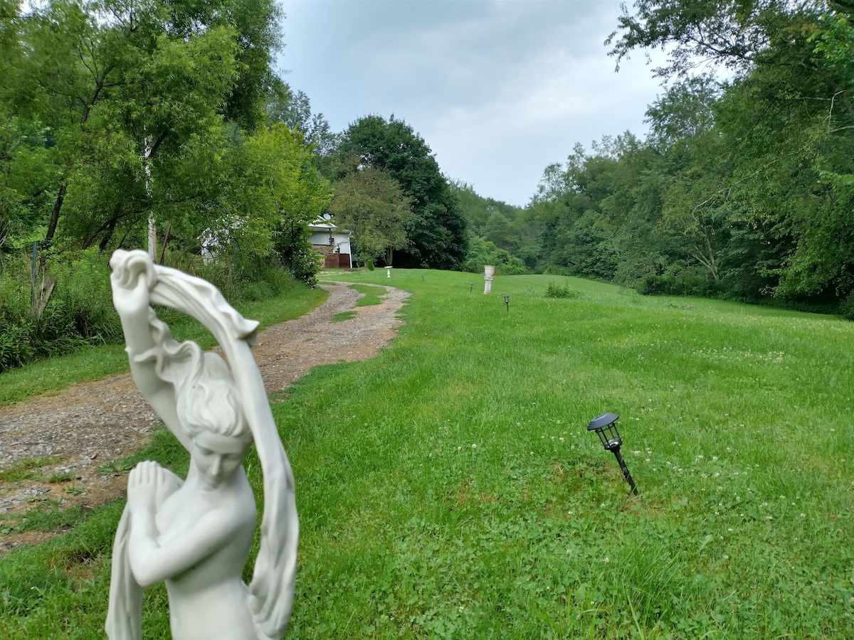 Hillcrest  Cottage - Near Mountaineer & Star Lake