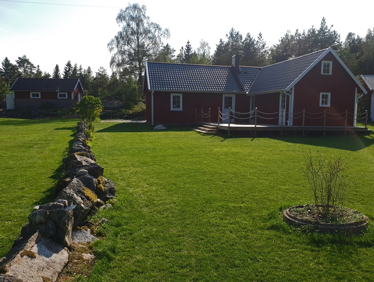 Härligt hus med gäststuga i lugn o lantlig miljö.