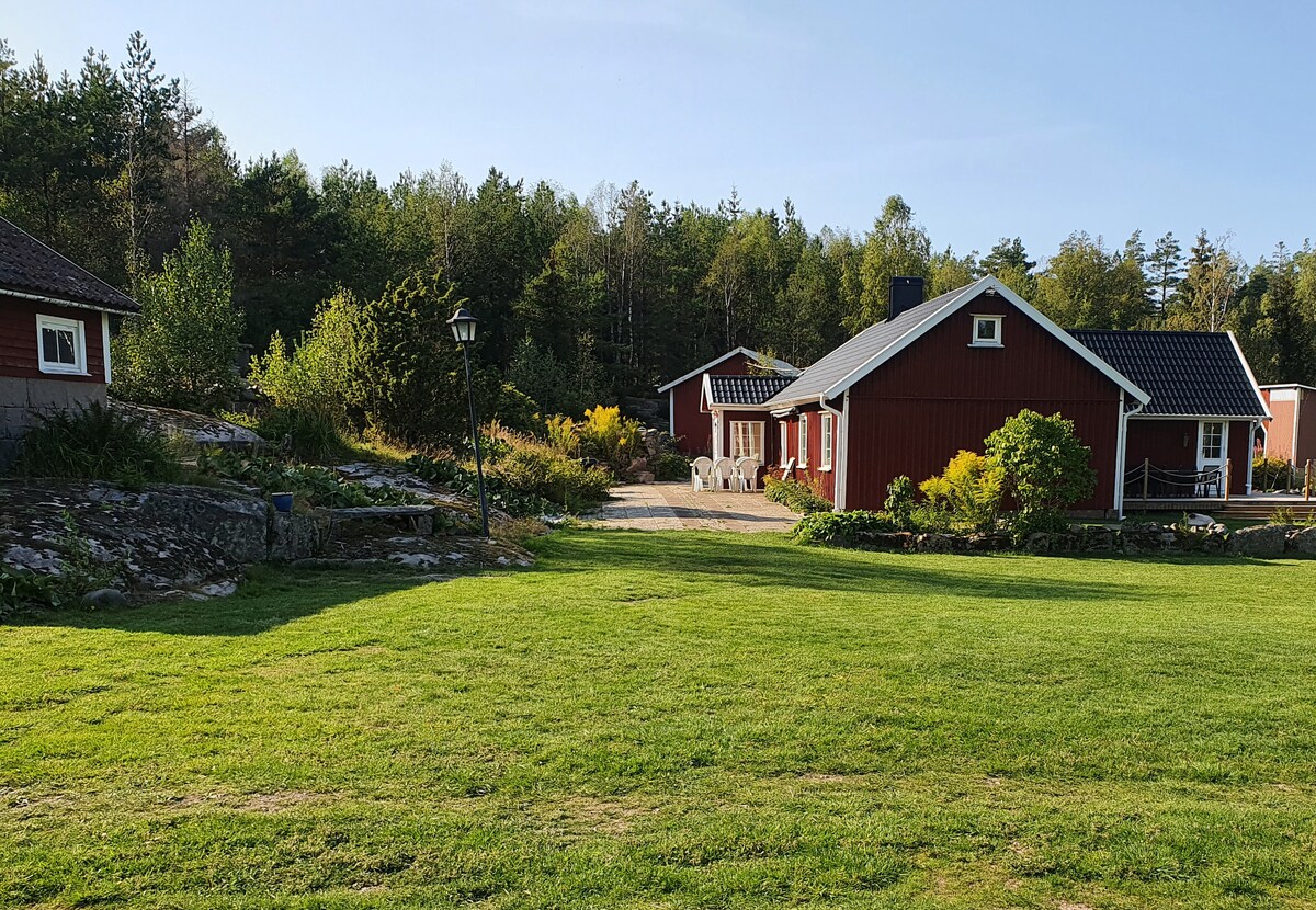 Härligt hus med gäststuga i lugn o lantlig miljö.