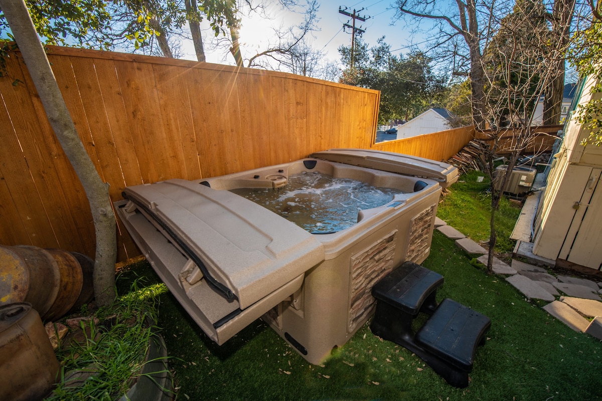 4BR Hot Tub+Fire Pit! One Block off Main Street!