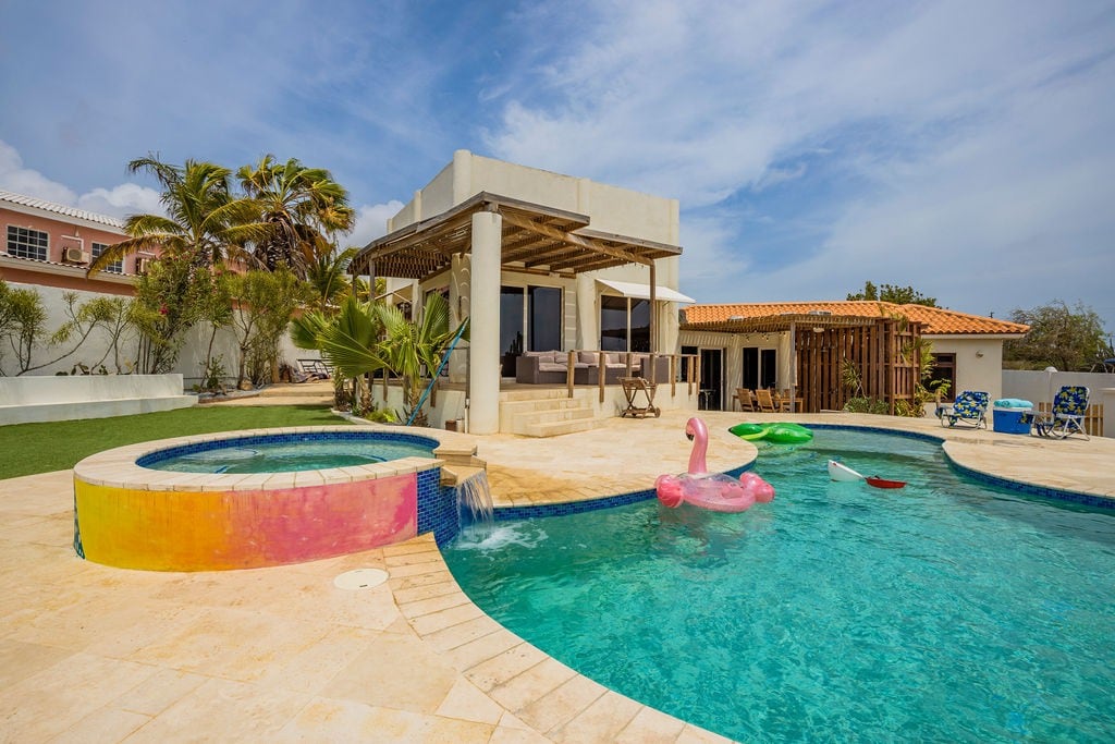 5BR Villa with Amazing Views, Sauna & Private Pool