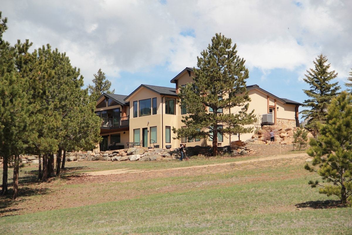 NEW lux lakeside retreat near RMNP, downtown, food