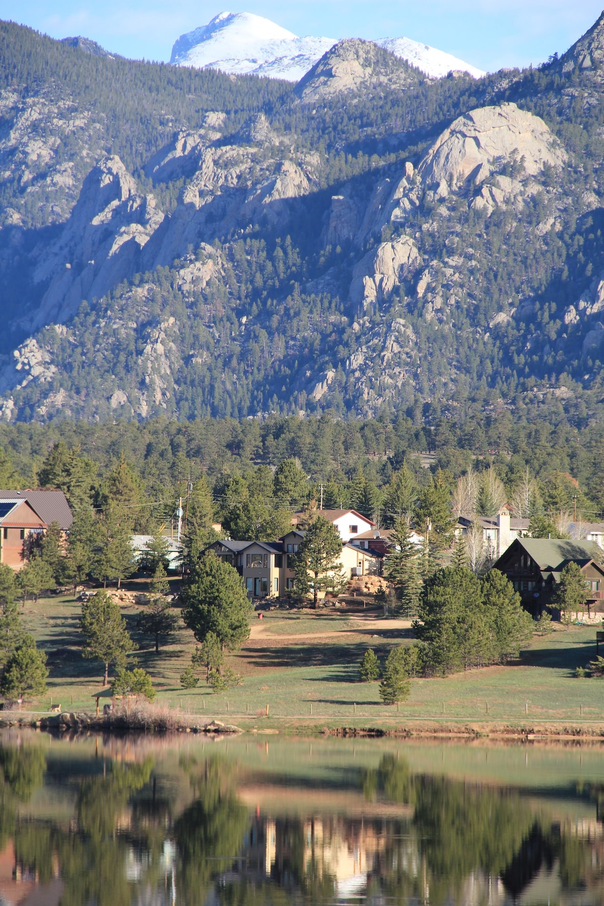 NEW lux lakeside retreat near RMNP, downtown, food