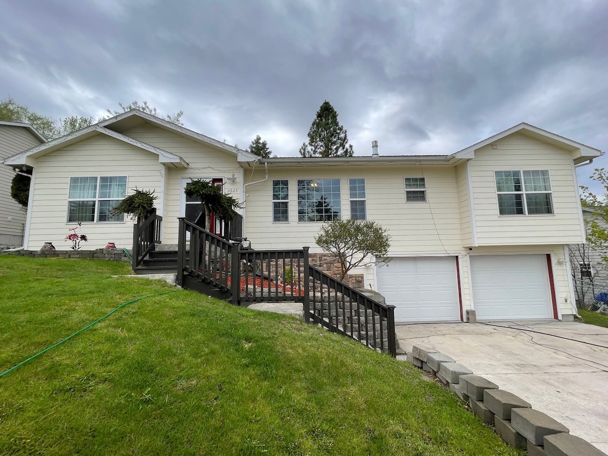 3 Bd, 2 ba S. Fm. Yard, Rear Patio deck, comfy.