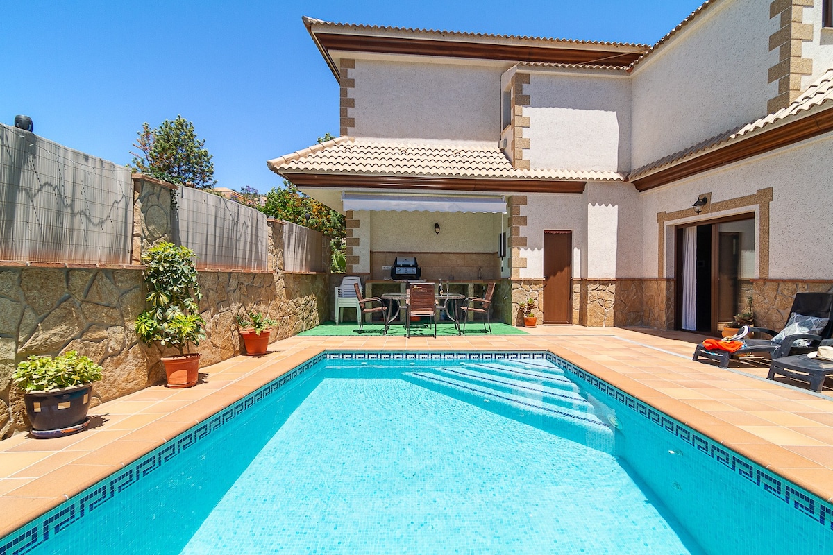 Chalet de primeras calidades en Arenas pueblo.