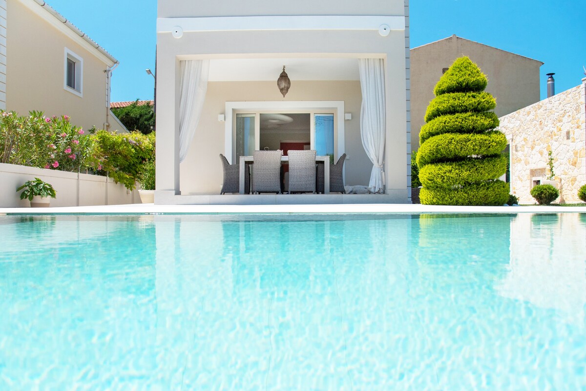 Luxury Seaside villa DARL