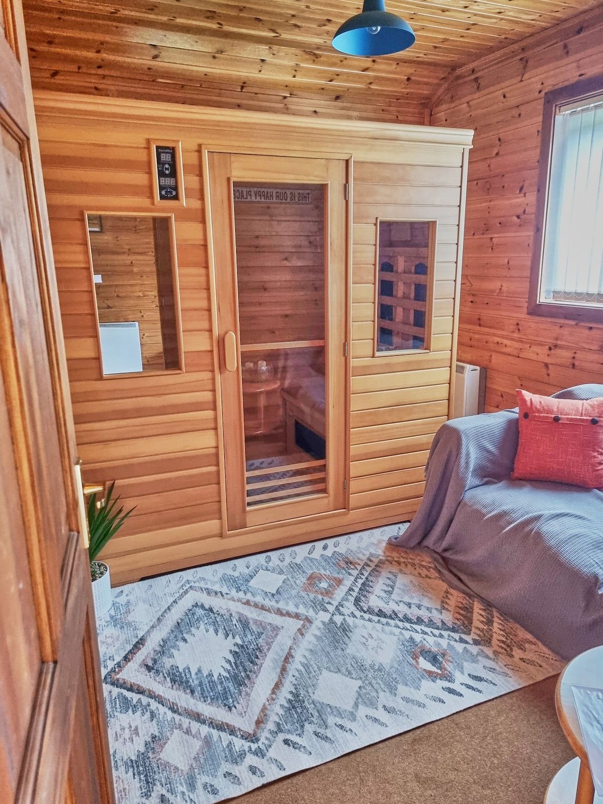 Peaceful Wood Lodge: Sauna: Dogs Allowed: Garden