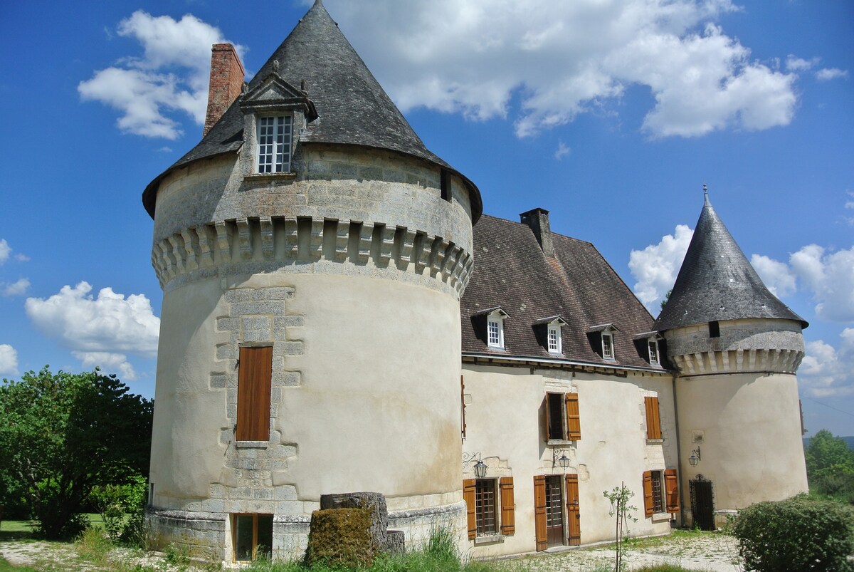 Grande chambre lambrissée dans château XV/XVI ème