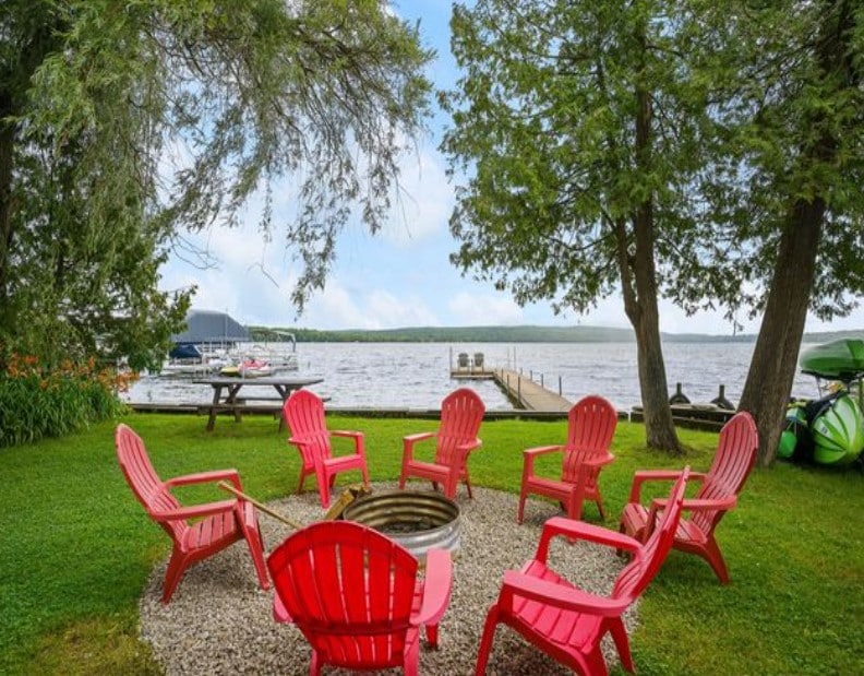 All Season Cottage on Pickerel Lake with Hot Tub.