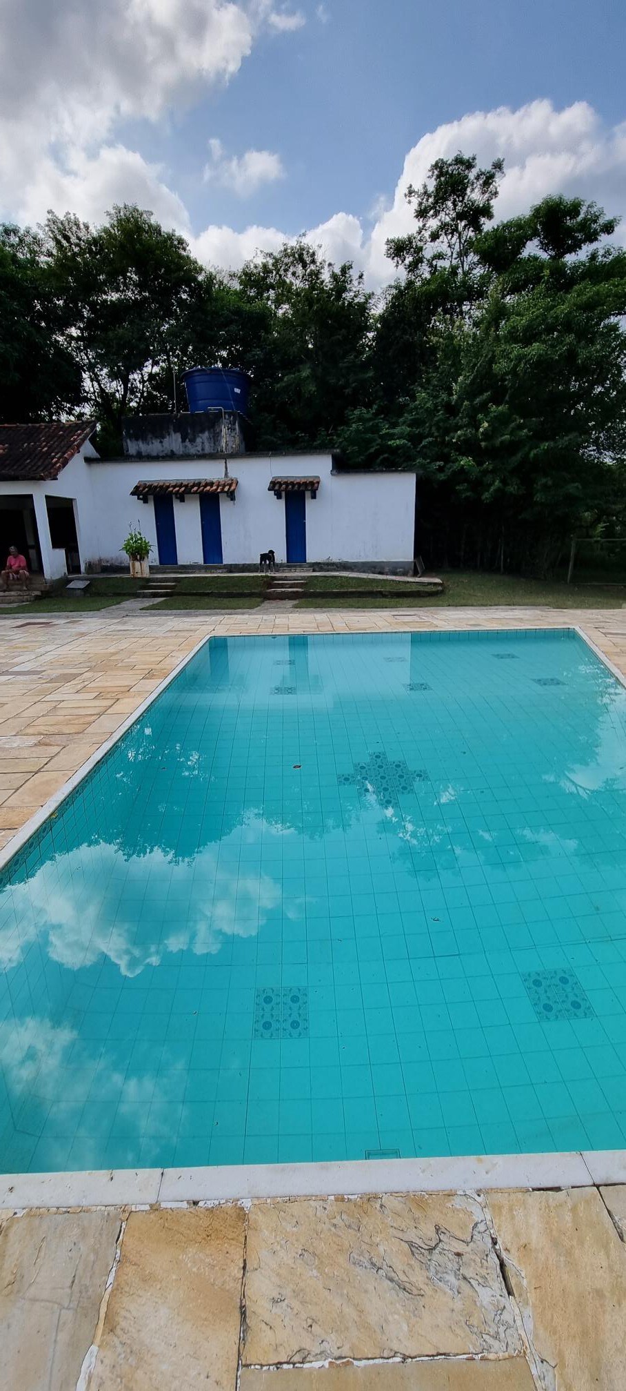 Sítio encantador com piscina e campo de futebol