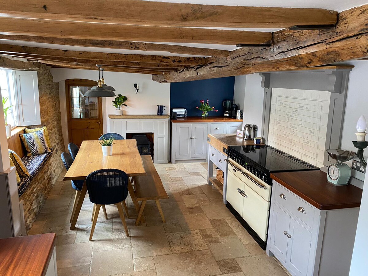 Large period thatched Cottage in charming village