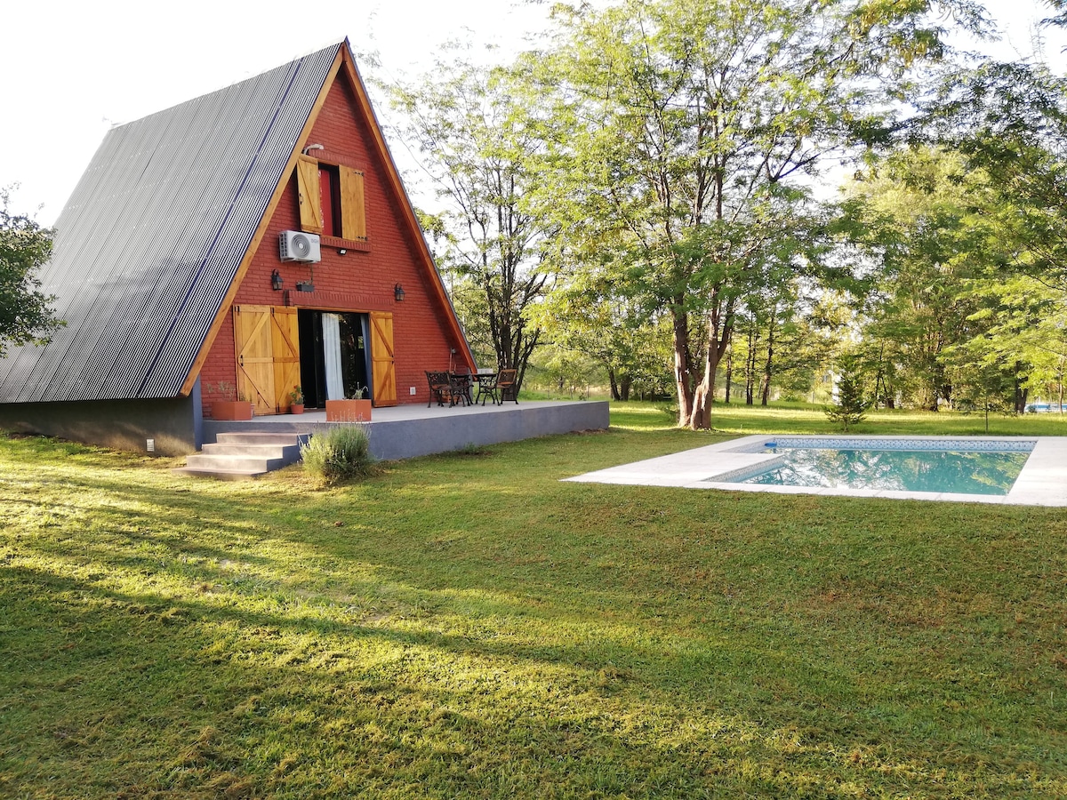 * Cabaña alpina con parque y piscina privada *