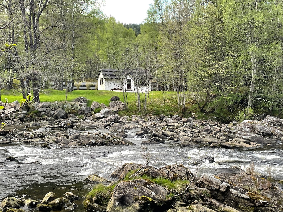 Trinity Cottage - Moriston River Frontage