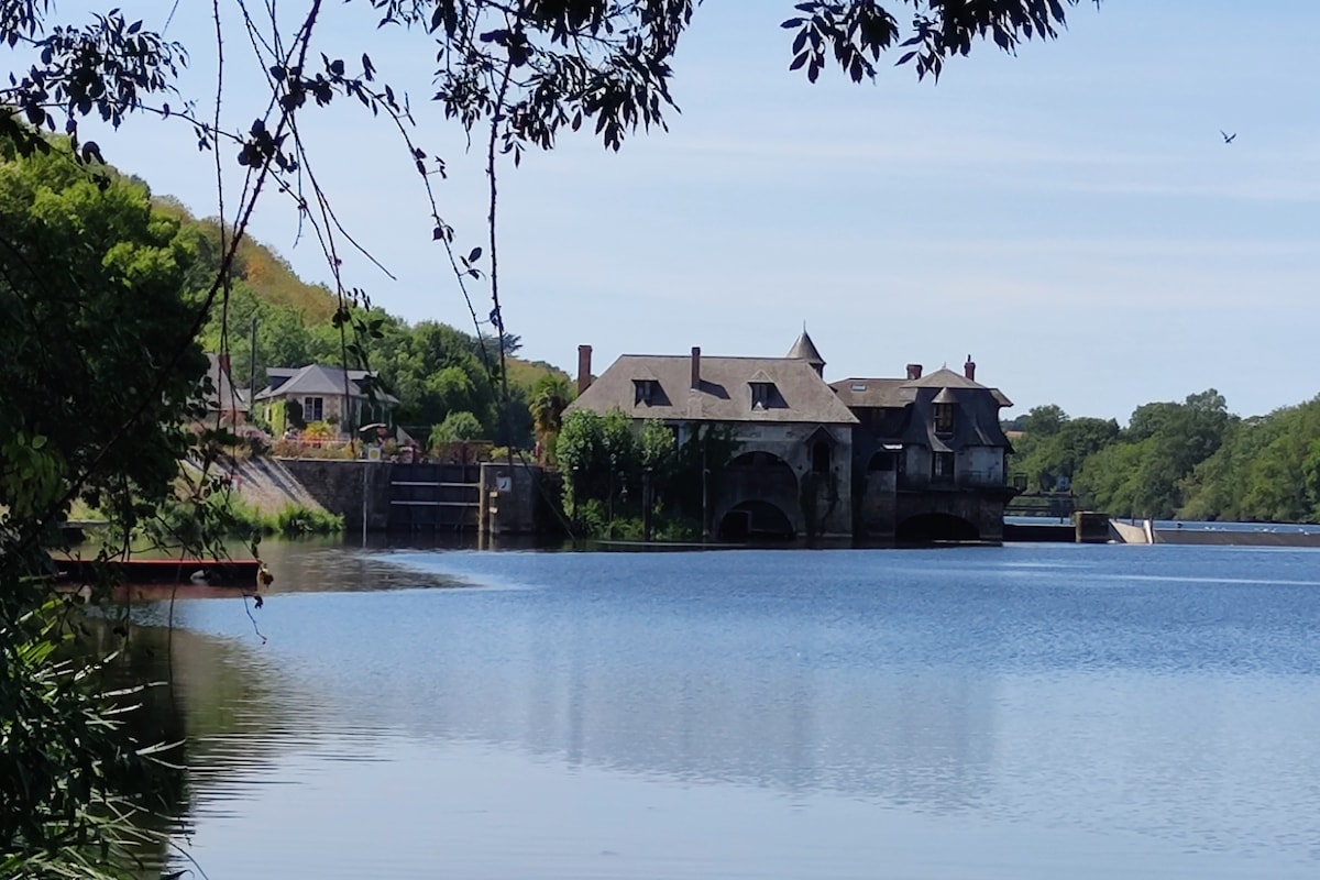 La Paresseuse ： Toue cabané sur la Mayenne。