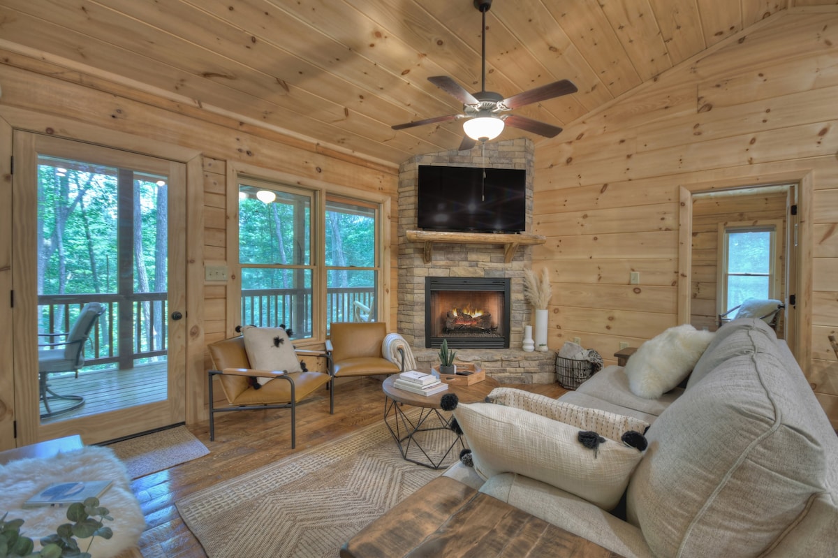 Blue Ridge Retreat | Fire Pit | Screened Porch