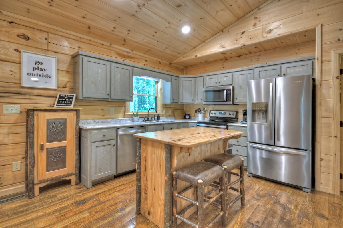 Blue Ridge Retreat | Fire Pit | Screened Porch