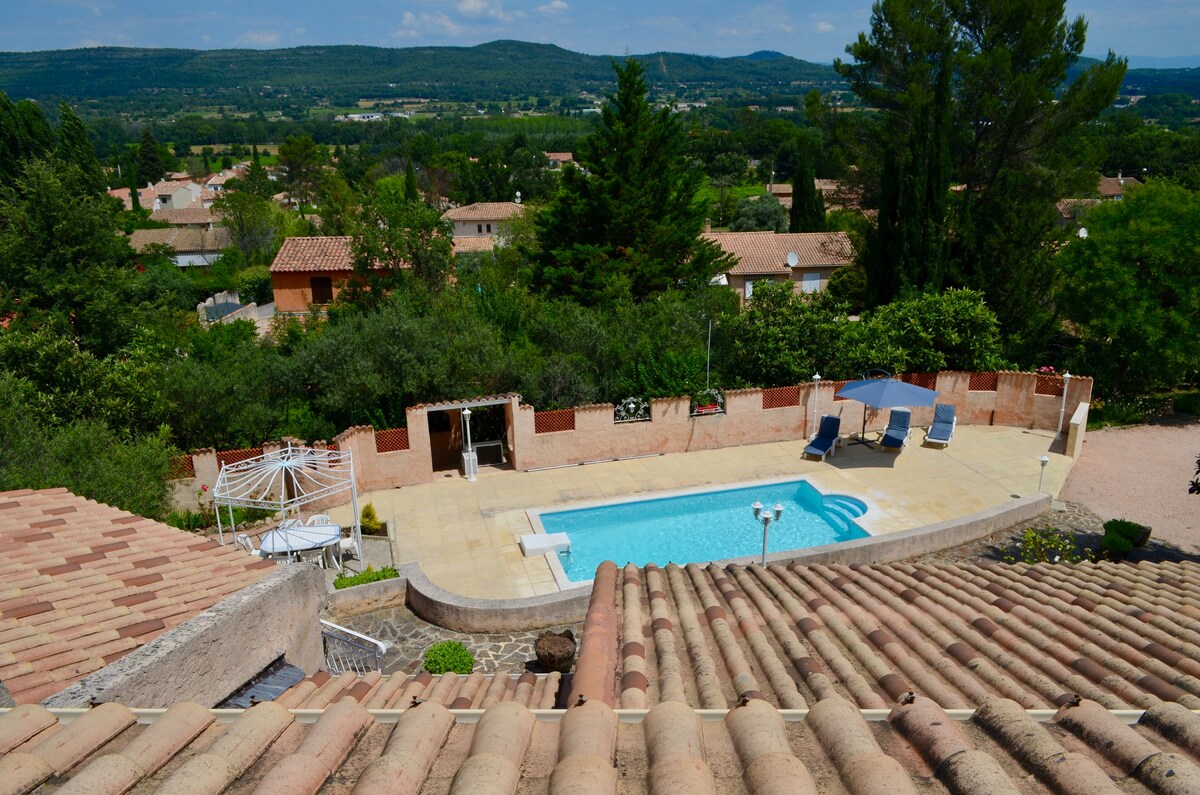 普罗旺斯普罗旺斯带泳池的普罗旺斯别墅