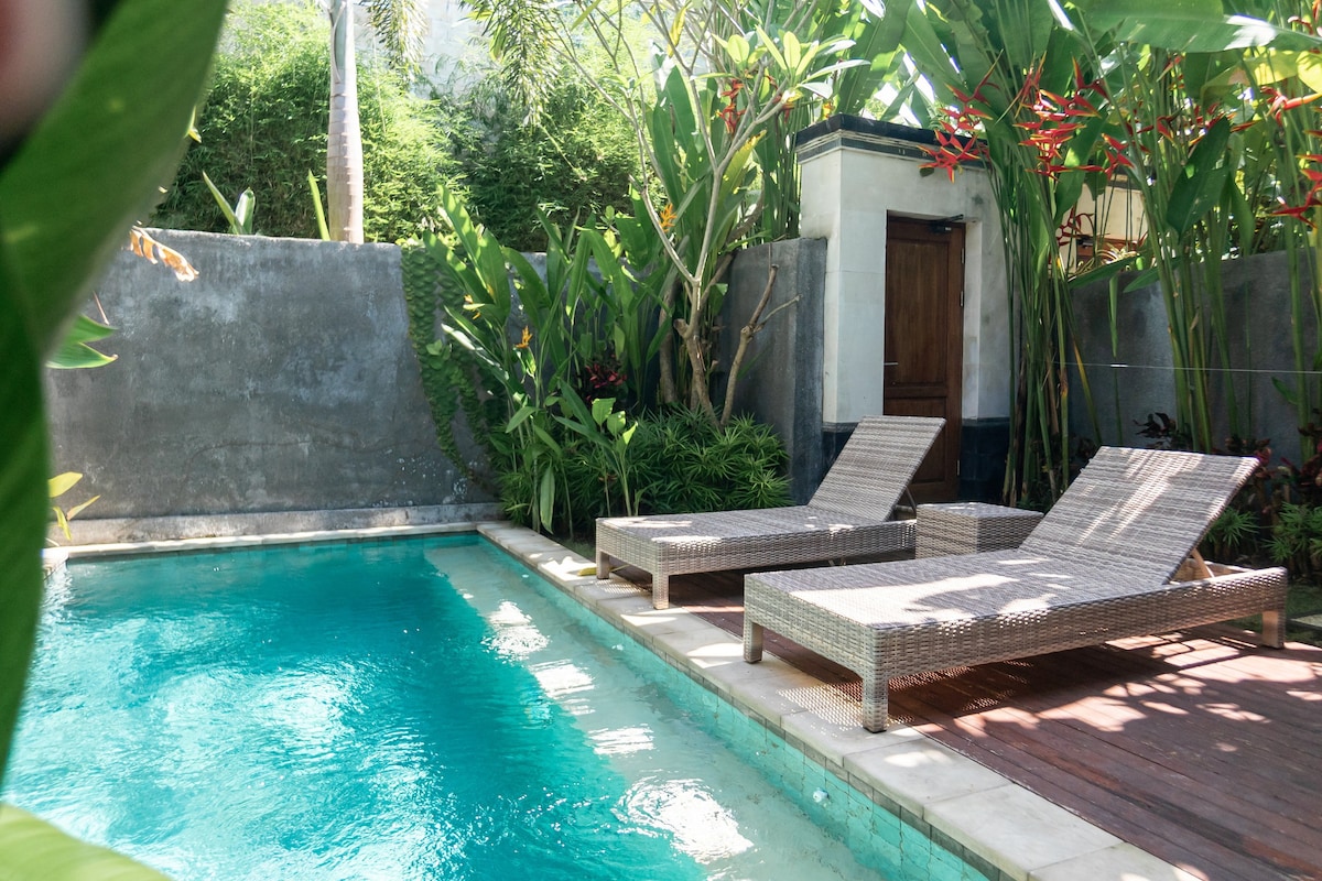 舒适的2BR Asana别墅，位于蒂布宁（ Tibubeneng ） ，私人游泳池