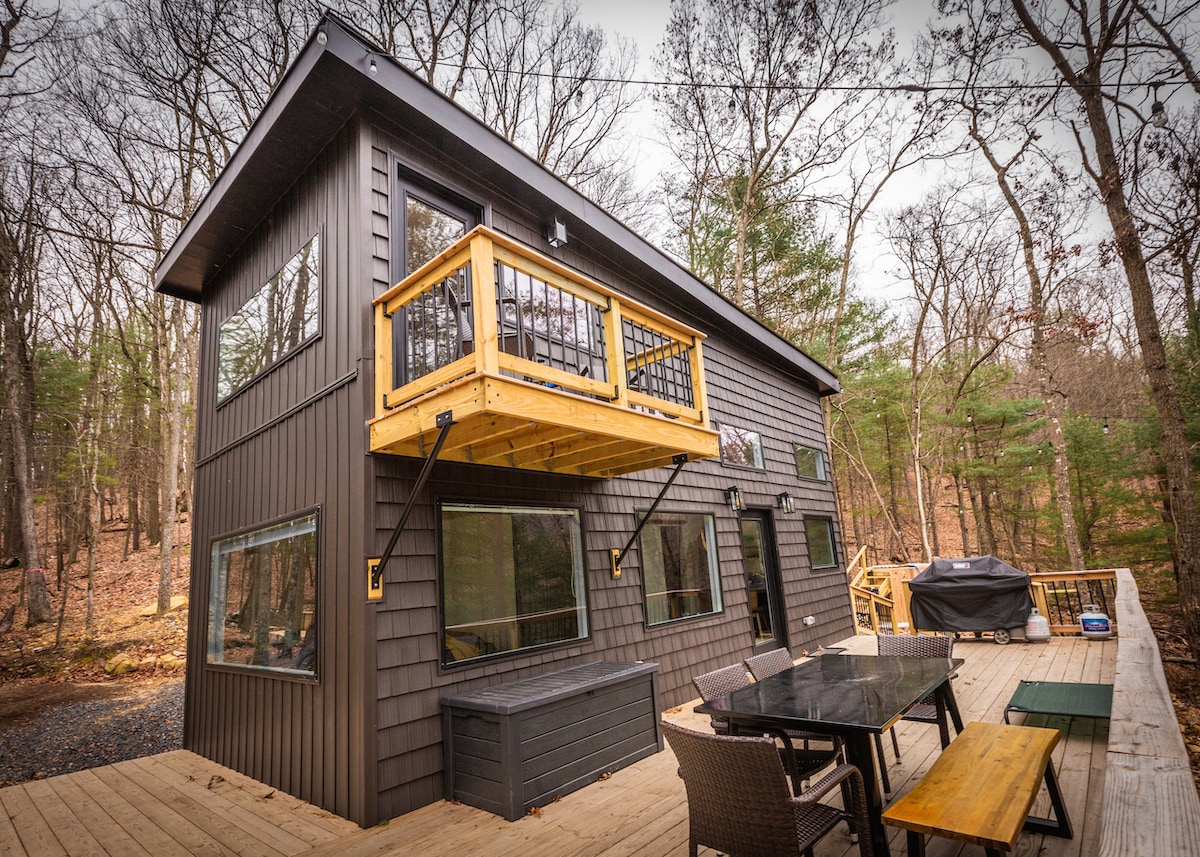 The Black Oak | Unique Tiny Home ~ Hot Tub ~ Deck!