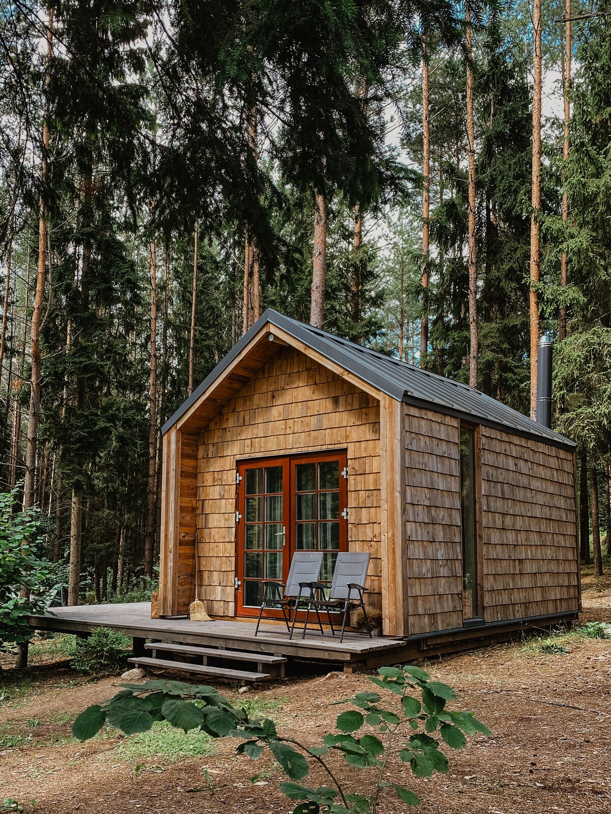 Kertuoja湖附近森林中的舒适小屋