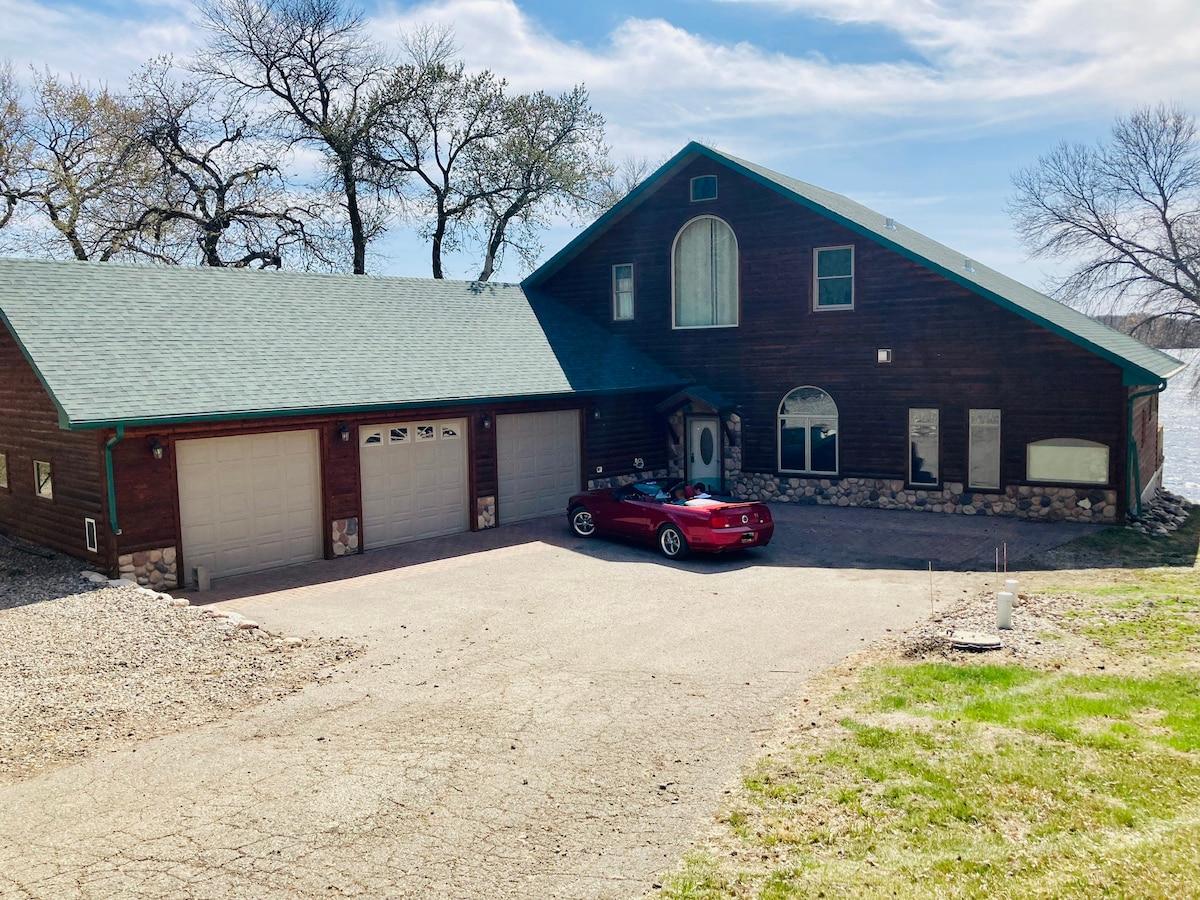 Little Earth Lodge, Jamestown, ND