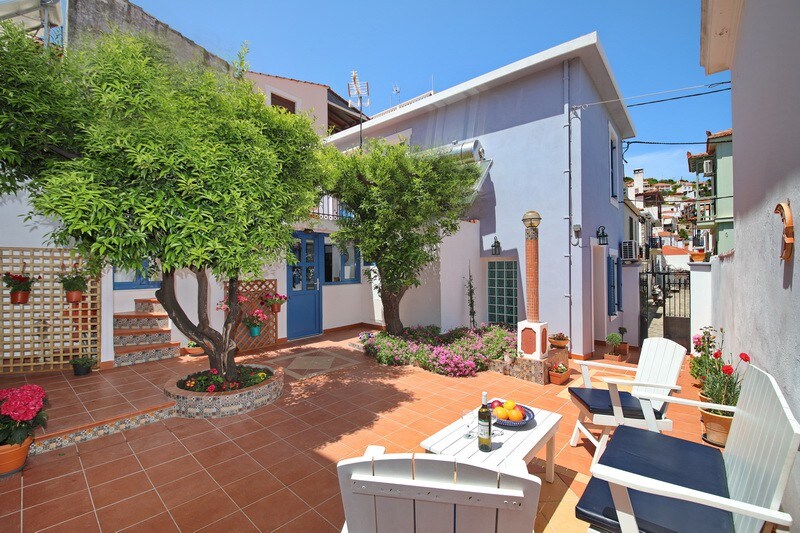 Philoxenia Guest House – Relaxing Courtyard