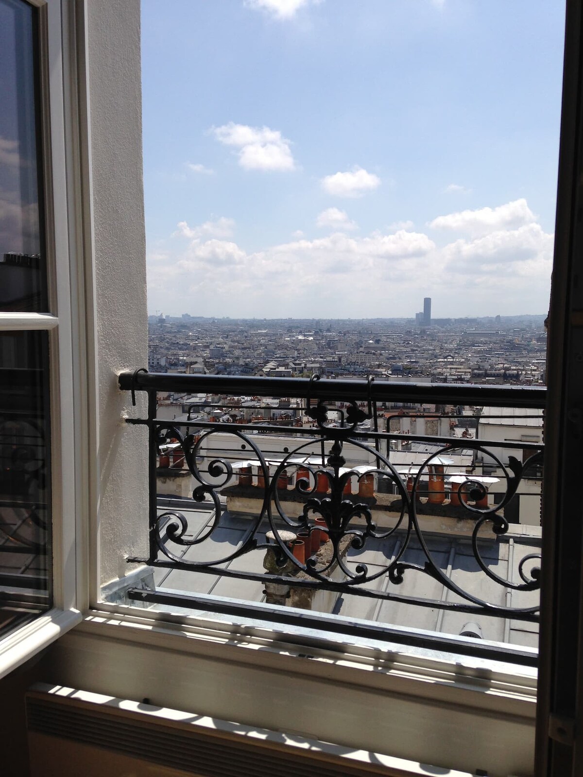 Montmartre flat with scenic views !